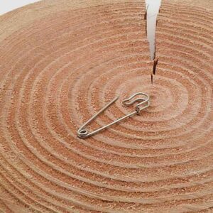 La breloque épingle à nourrice argentée