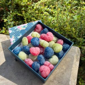 boîte-à-coeurs-violette-et-berlingot