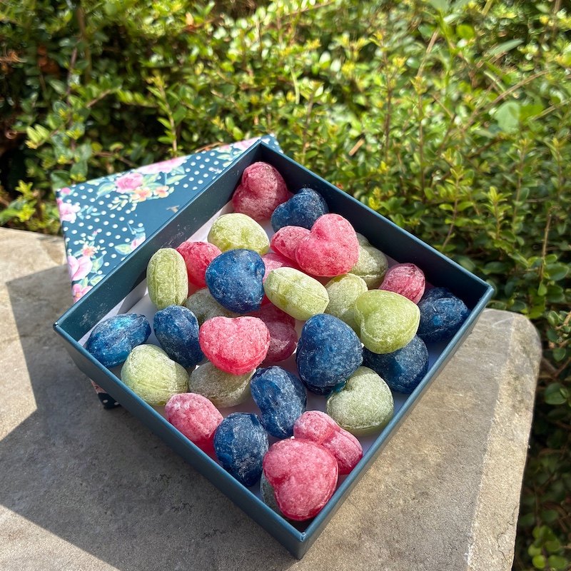 boîte-à-coeurs-violette-et-berlingot