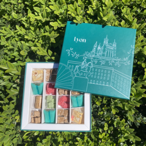Petit-coffret-degustation-specialites-lyonnaises-violette-berlingot