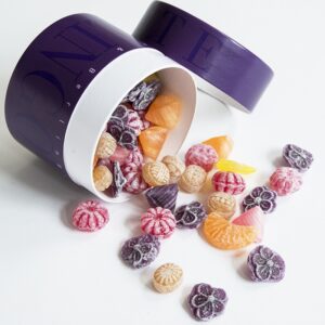 Boîte d'assortiment de bonbons anciens.