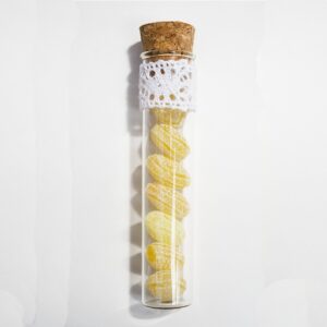 Éprouvette en verre et liège pour bonbons.