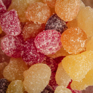 Bonbons acidulés biologique et vegan aux fruits.