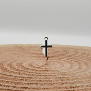 Breloque croix en métal argentée