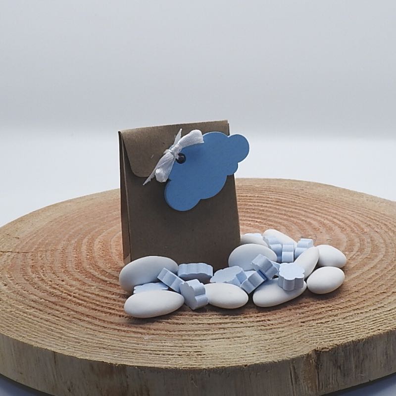 Les nuages en bois rose et bleu